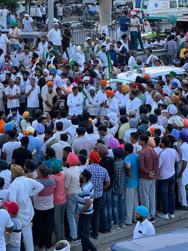 Police Lathicharge Protesting Farmers in Kurukshetra, Farmers blocked Delhi-Amritsar National Highway in Kurukshetra in a protest against the Haryana govt’s decision to not buy sunflower seeds at MSP
