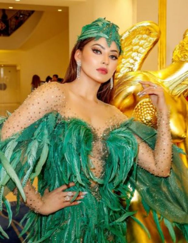 Cannes 2023: Urvashi Rautela Wears Green Feathered Gown, Fans Compares her to Parrot 
