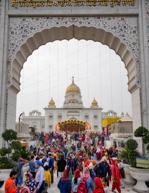 Sri Guru Nanak Dev Ji's Birth Anniversary Celebration: Large Gatherings at Gurdwara Bangla Sahib