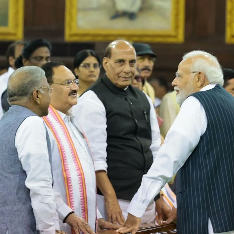 PM Modi Interacted with opposition leaders on 1st day of Parliament Special Session