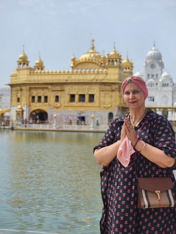 Dr Navjot Kaur Sidhu Pays Obeisance at Golden Temple in Amritsar