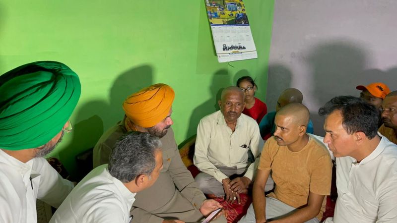 Navjot Sidhu reached Lakhimpur Khiri and started hunger strike at journalist Raman's house 