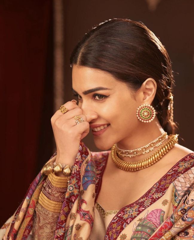 Kriti Sanon looks Graceful in Traditional Indian Outfit