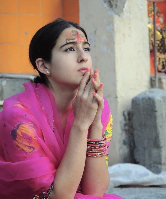 Sara Ali Khan Pays Obeisance at Mahakaleshwar Jyotirlinga Temple in Ujjain