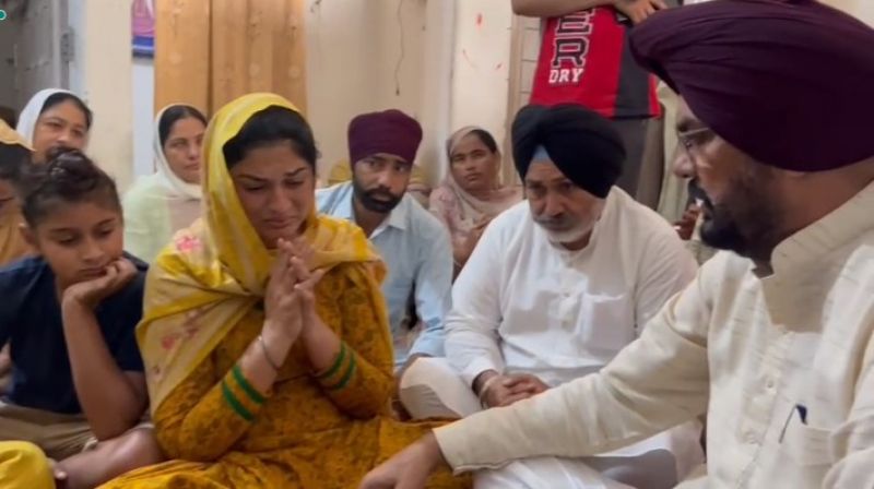 Minister Kuldeep Singh Dhaliwal and Chetan Singh Jouramajra extended condolences to Karanveer Singh's family. A Youth named Karanveer singh died in America. 
