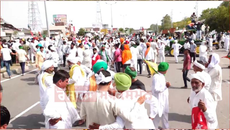 Haryana: After talks with the government failed in Kurukshetra, Farmers blocked Jammu-Delhi National Highway near Pipli
