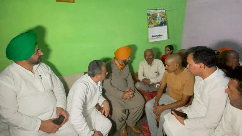Navjot Sidhu reached Lakhimpur Khiri and started hunger strike at journalist Raman's house 