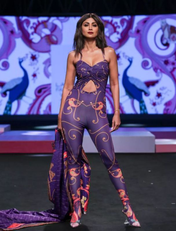 Shilpa Shetty Exhibits sexy look in designer catsuit 
