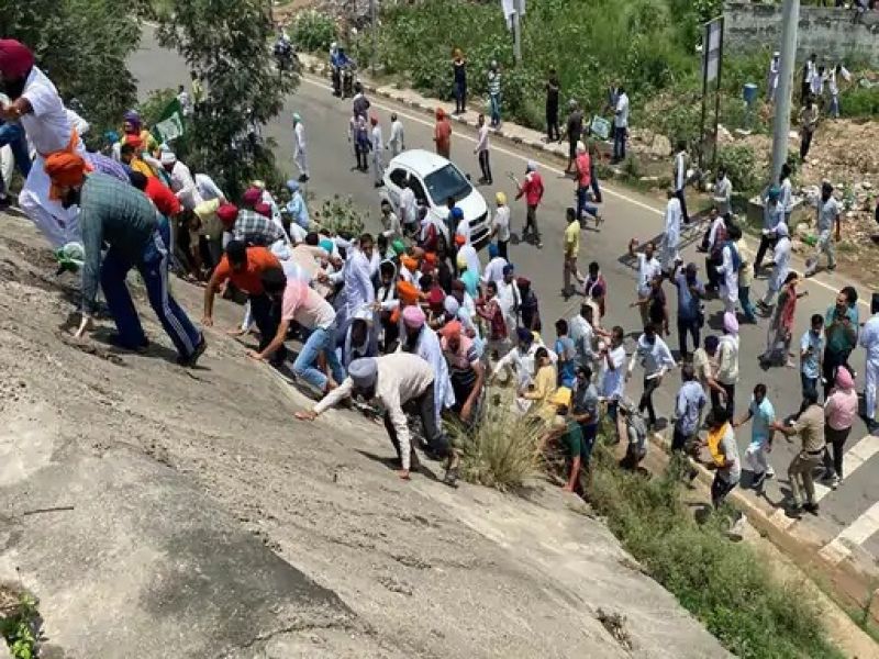 Police Lathicharge Protesting Farmers in Kurukshetra, Farmers blocked Delhi-Amritsar National Highway in Kurukshetra in a protest against the Haryana govt’s decision to not buy sunflower seeds at MSP

