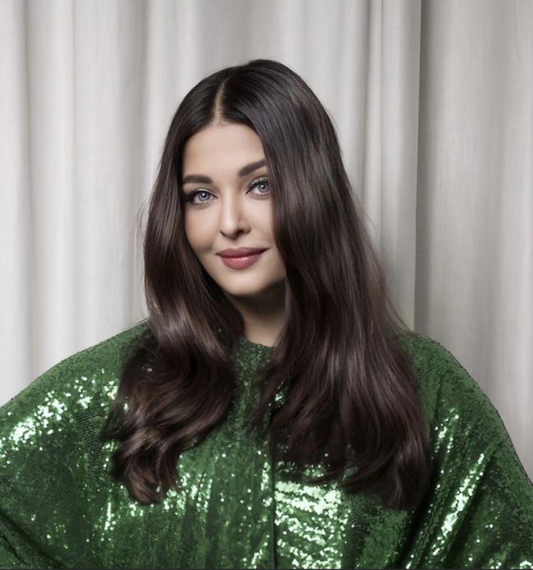 Aishwarya Rai's 1st Appearance at Cannes 2023, Donnes Shimmery Green Attire
