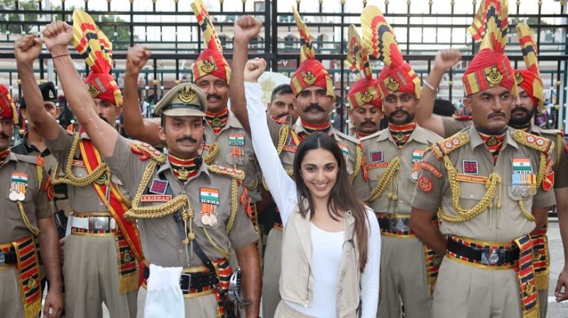 Bollywood Star Kiara Advani Reached Amritsar, Enjoys Spectacular Retreat Ceremony at Attari Border 
