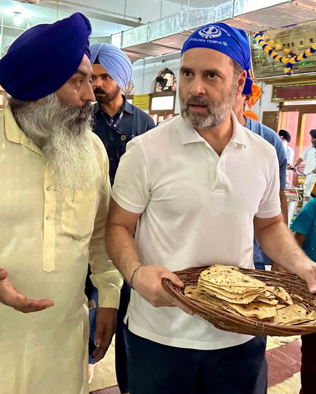 Congress Leader Rahul Gandhi Offers Sewa & Distributes Langar at Golden Temple