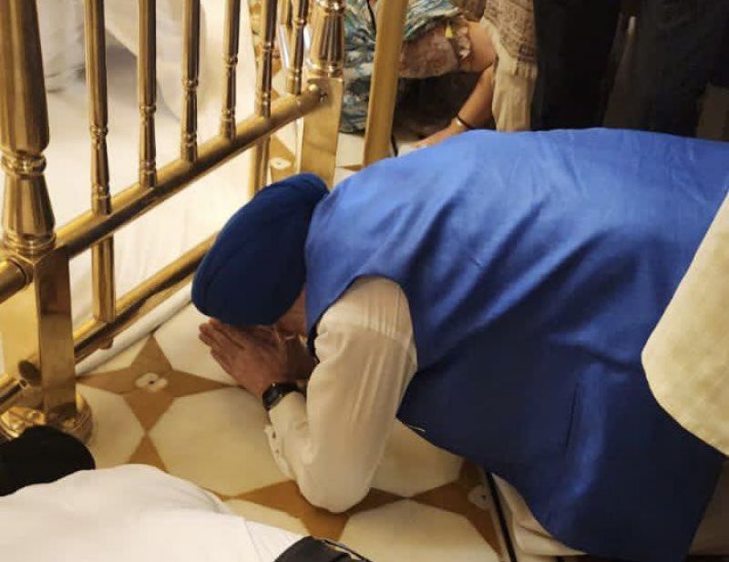 Union Minister Hardeep Puri Pays Obeisance at Golden Temple