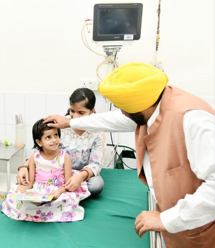 CM Bhagwant Mann & Delhi CM Arvind Kejriwal Interacted with Patients in Patiala Hospital, See Pics
