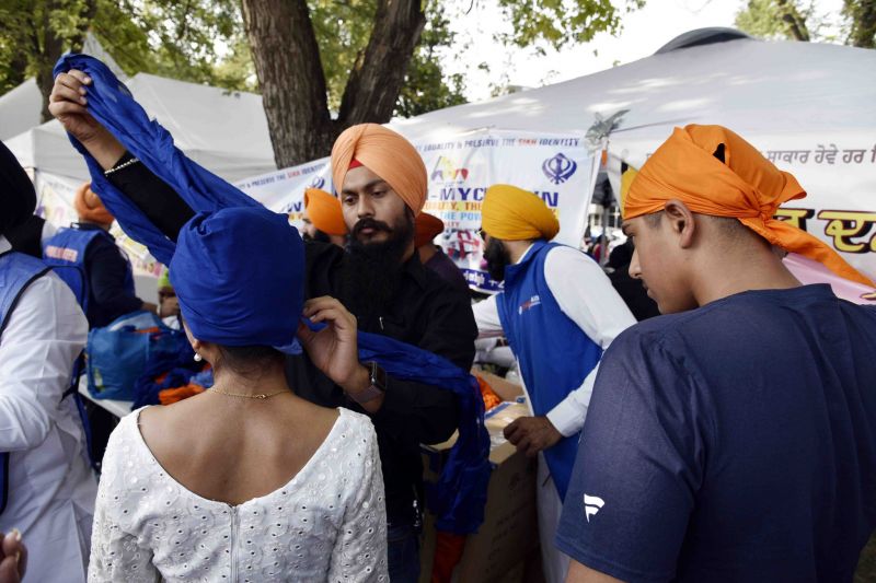 Massive Nagar kirtan was taken out in Winnipeg city of Canada to Mark 419th Prakash Purab of Dhan Sri Guru Granth Sahib Ji. 'Langar' was organised for the people. Foreigners attended the event wearing turban. See Pics.
