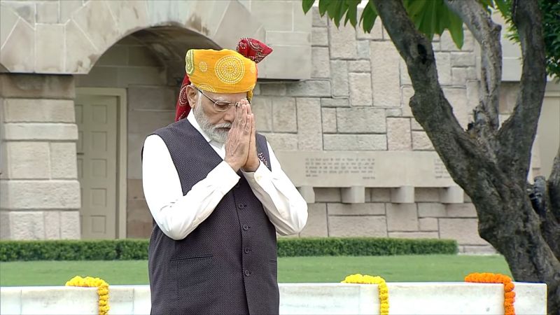 PM Modi Paid Tribute to Mahatma Gandhi at Rajghat on the Occasion of 76th Independence Day