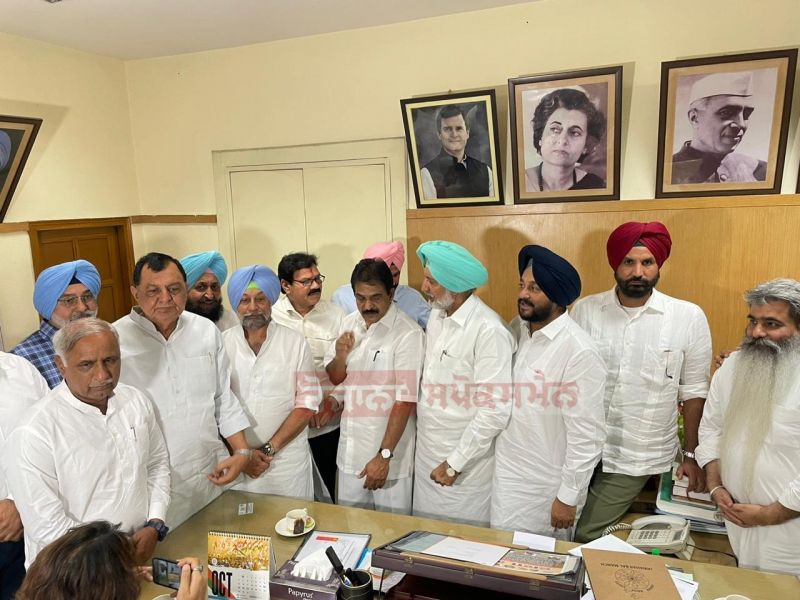 In a notable turn of events, former BJP leaders Raj Kumar Verka, Balbir Sidhu, and Gurpreet Kangar have made a return to the Congress party. Simultaneously, Shiromani Akali Dal's Suspended leaders Hans Raj Josan, Mohinder Rinwa, and Jeet Mohinder Sidhu also joined hands with Congress.
