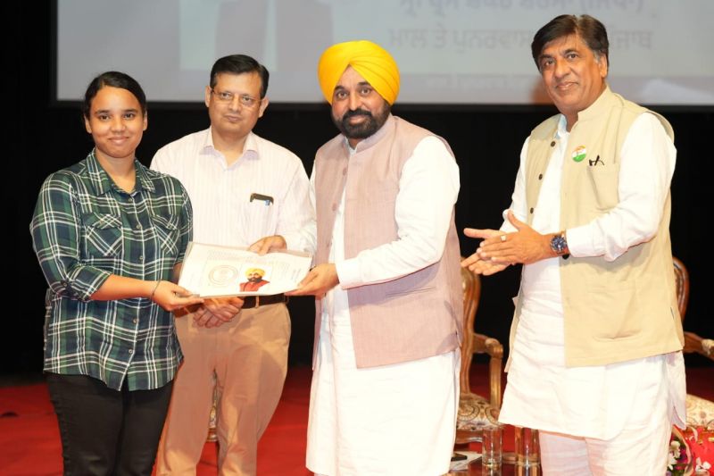 Punjab CM Bhagwant Mann handed over Job letters to 710 Newly-Appointed Patwaris. CM Mann said, "These Young Hands will work to build a Corruption-Free Society."
