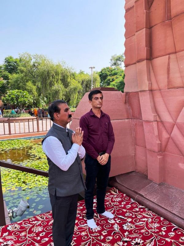 Himachal CM Sukhvinder Sukhu Visits Jallianwala Bagh in Amritsar, Paid Tribute to Martyrs
