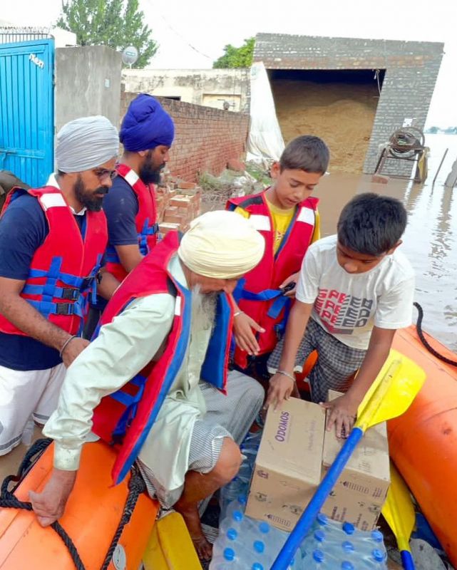 Khalsa Aid Volunteers Escorts Children & Elderly individuals to 'Safe Places' in Sardulgarh, Mansa 
