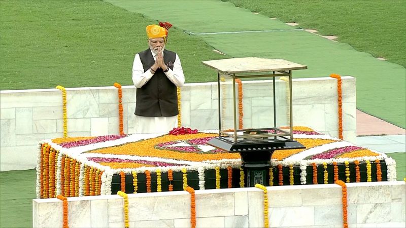 PM Modi Paid Tribute to Mahatma Gandhi at Rajghat on the Occasion of 76th Independence Day