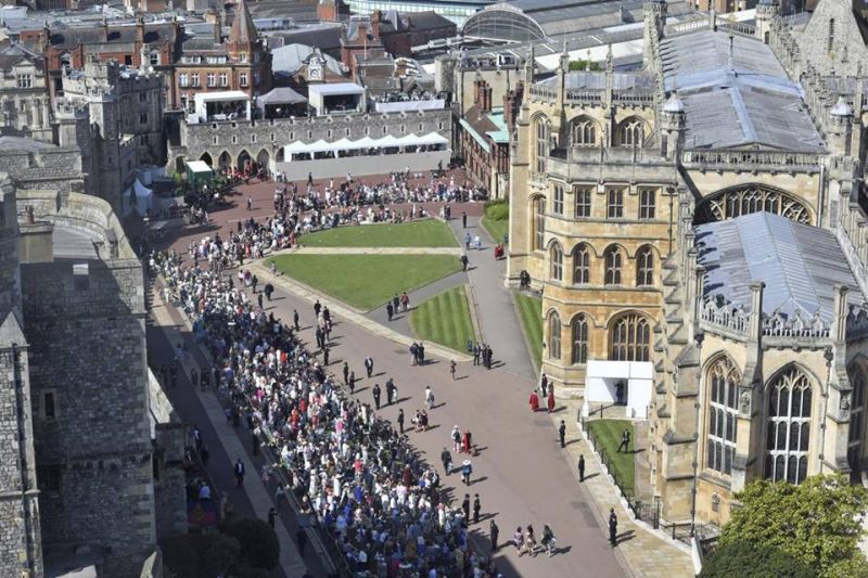 RoyalWedding Guests have started arriving at St George's Chapel at Windsor Castle for the wedding of Meghan Markle and Prince Harry in Windsor, Britain.