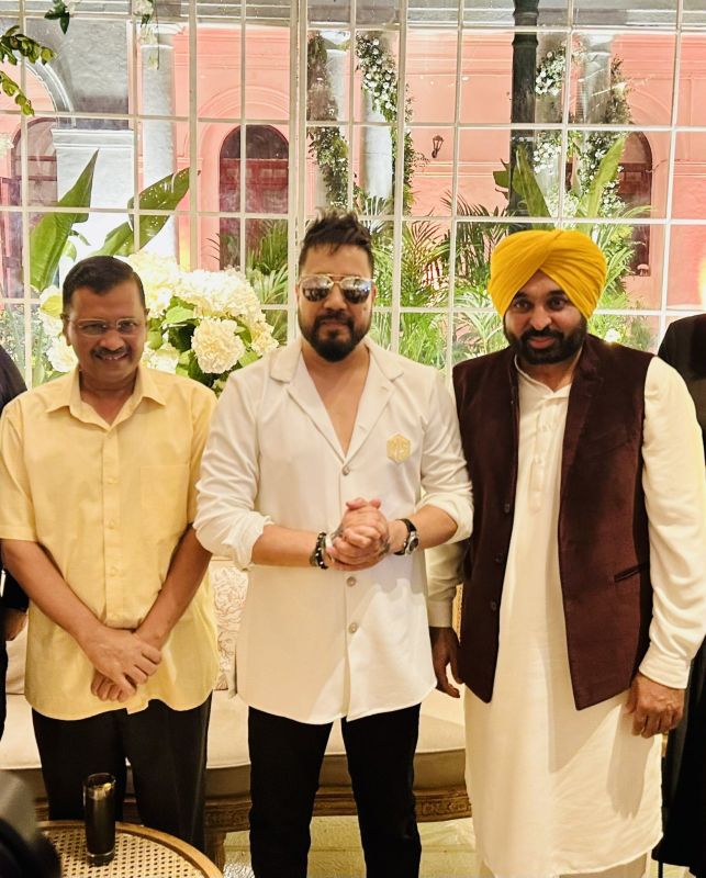 Bollywood Singer Mika with Punjab CM Bhagwant Mann and Delhi CM Arvind Kejriwal 
