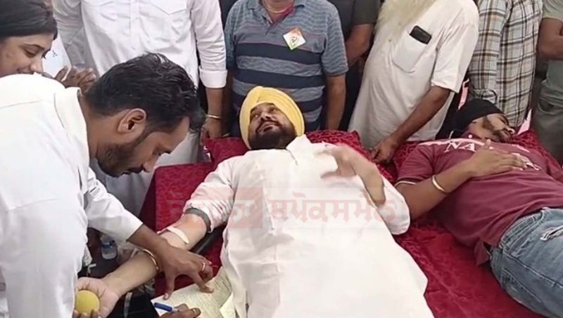 Former CM Charanjit Singh Channi Donated Blood in Rupnagar, Former Speaker Rana Kanwar Pal Singh was also present on this occasion
