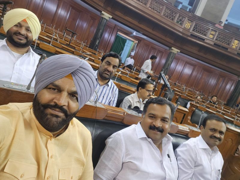 Gurjeet Aujla Capture Moments with Sonia Gandhi & Lok Sabha Members on Old Parliament's Final Day