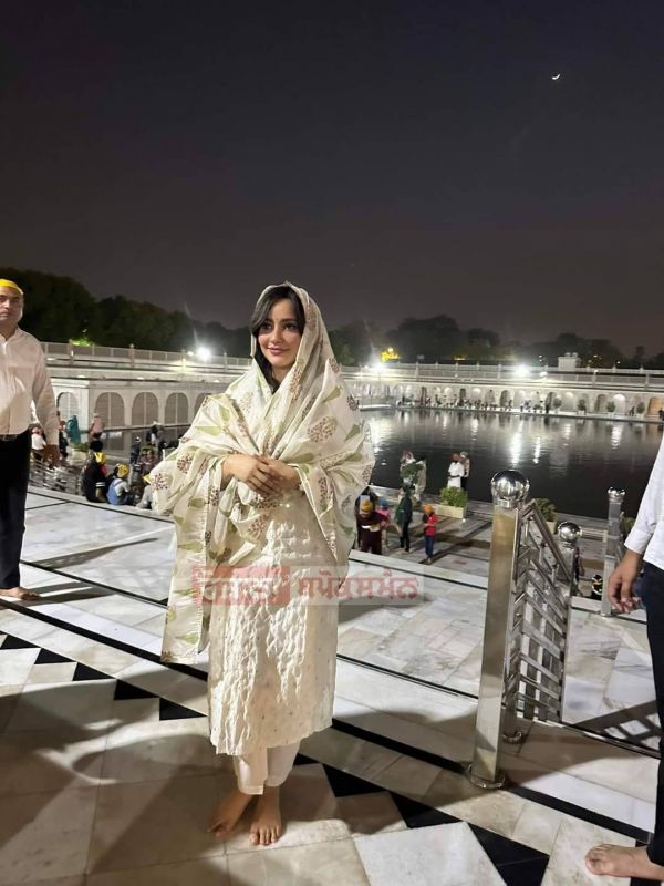 Bollywood Actor Neha Sharma & Nawazuddin Siddiqui Pays Obeisance at a Gurdwara ahead of 'Jogira Sara Ra Ra' Release 

