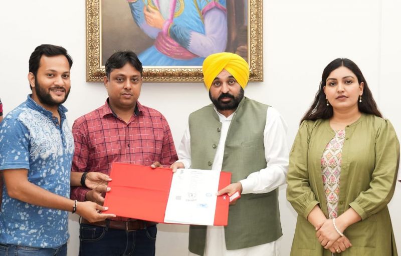 Punjab Chief Minister Bhagwant Mann issued Green Colored Stamp Papers to two Industrialists. CM Mann says- "They got all approvals in just 17 days. Our aim is to bring maximum investment in Punjab and provide business friendly environment to traders."
