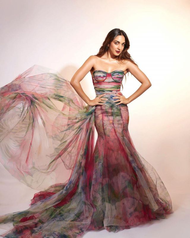 A Splash of Colors: Kiara Advani Radiates Grace in Multicolored Ensemble