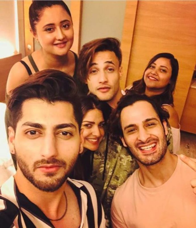 Himanshi khurana meet asim riaz family