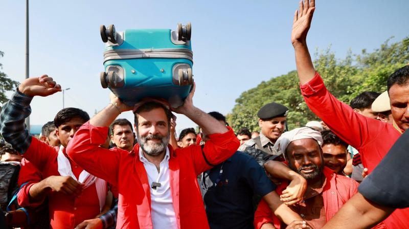  Rahul Gandhi Interacts with Coolies at Anand Vihar Railway Station in Delhi