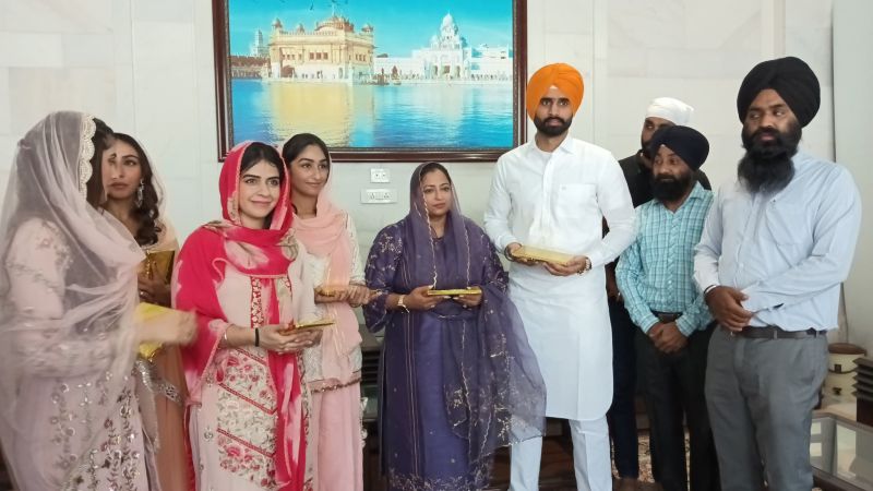 Star Cast of Punjabi Film "Chidiyan Da Chamba" Pays Obeisance at Golden Temple