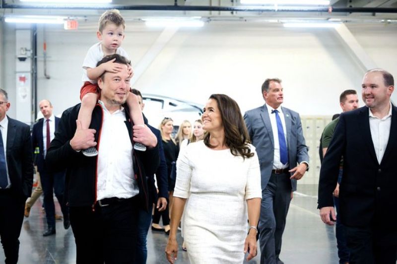 Elon Musk Takes Tour of New Tesla Gigafactory with his Son & Hungary President, Held Discussion