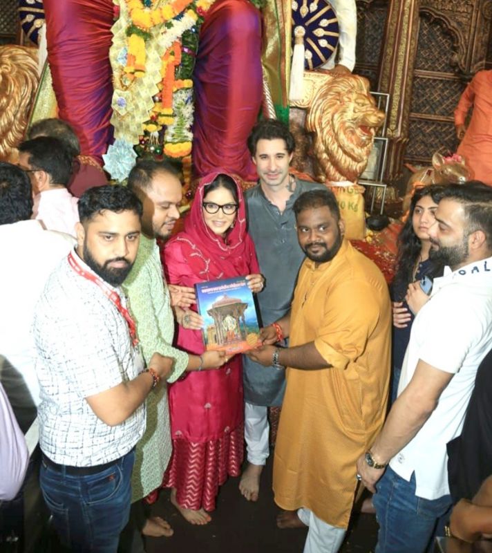In Pics: Celebrities Visits Lalbaugcha Raja to Seek Blessings