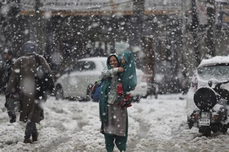 See Pics: Kashmir Blanketed in Heavy Snowfall, Tourists Enjoying Beauty 