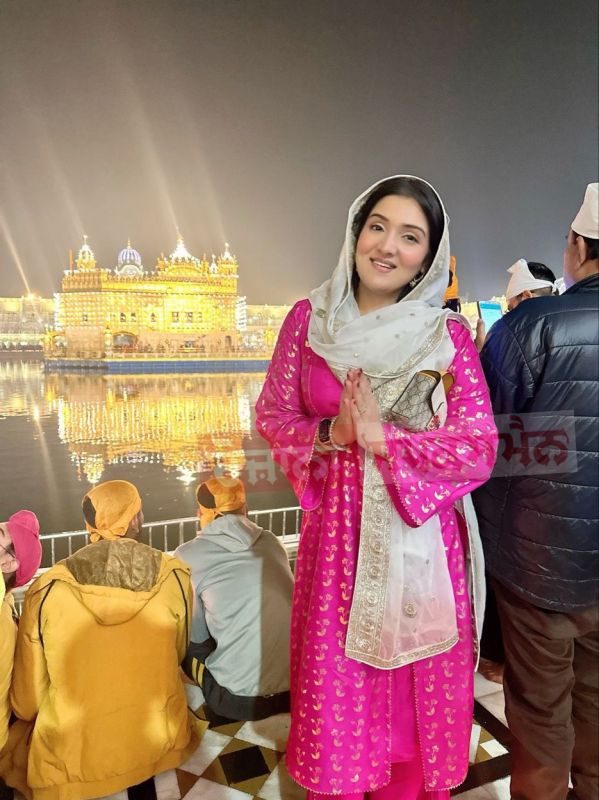 Actress Tina Ahuja Pays Obeisance at Golden Temple in Amritsar on Gurpurab 
