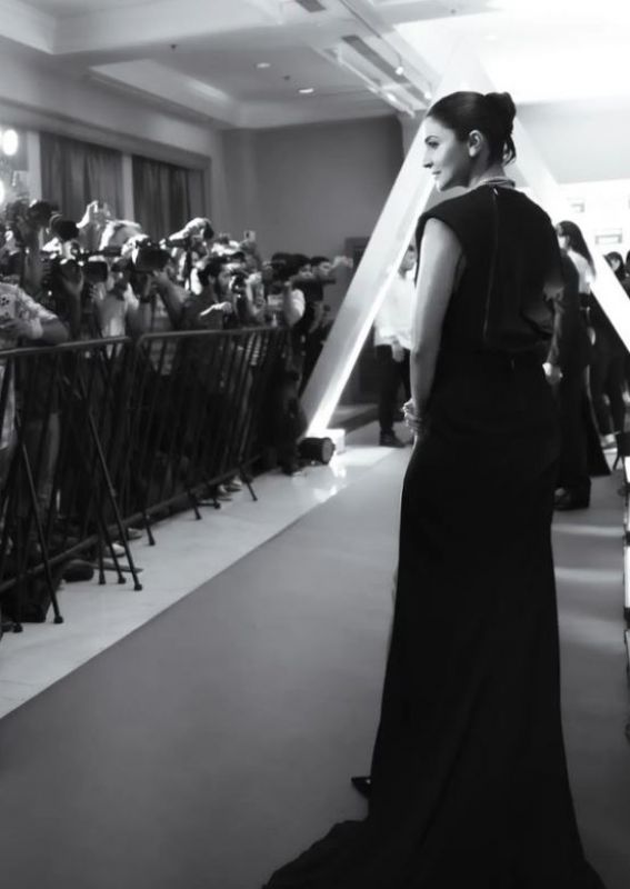 Anushka Sharma doing wonders in black outfit