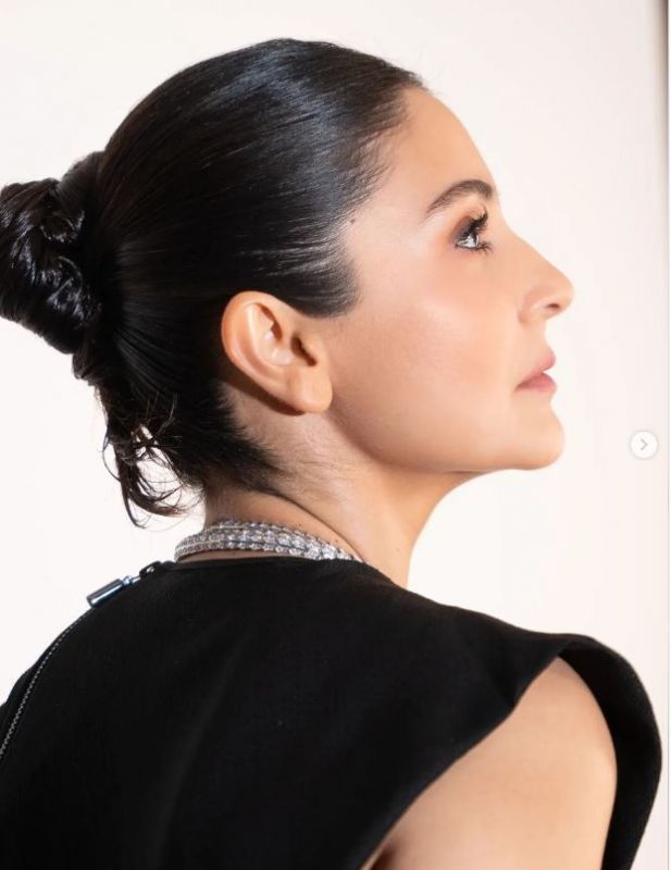 Anushka Sharma doing wonders in black outfit