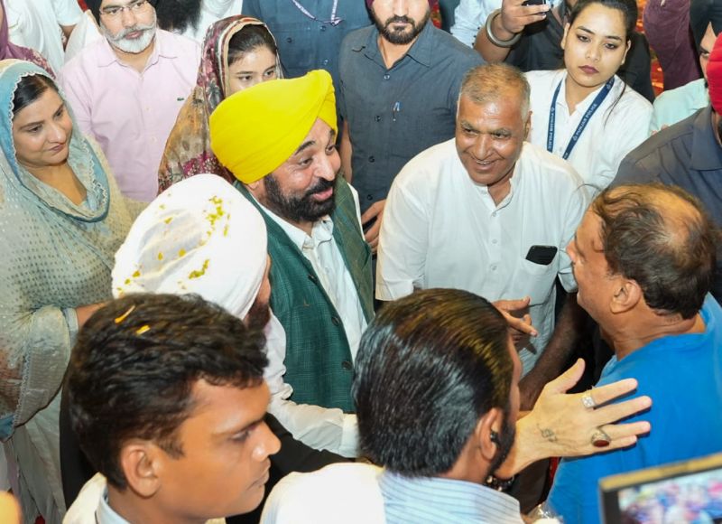 CM Bhgawant Mann & Wife Dr. Gurpreet Kaur Seek Blessings at Almast Baba Lal Badshah's Dargah, Nakodar. Received Warm Welcome by Hansraj Hans and Daler Mehndi 