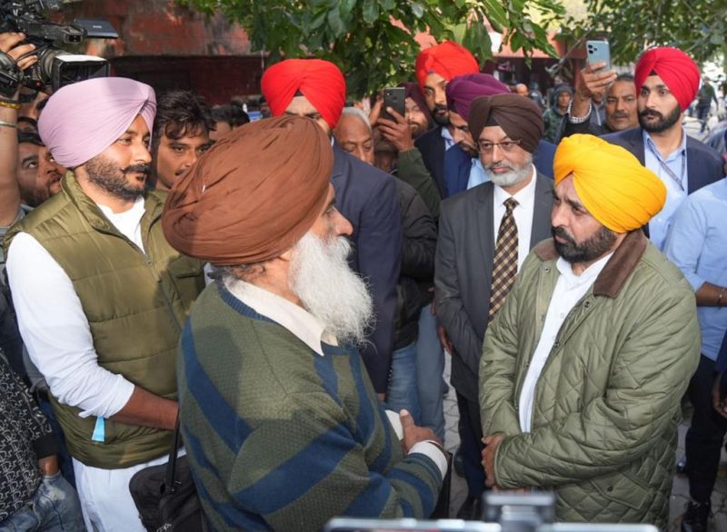 CM Bhagwant Mann Resolves Issues of People Instantly During Visit to Hoshiarpur Tehsil Complex