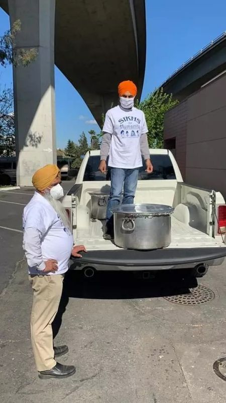 Sikhs Giving Food To Truck Drivers In America 