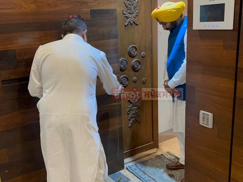 Bollywood's Famous Singer Sukhwinder Singh Welcomed CM Bhagwant Mann with traditional customs at his Home
