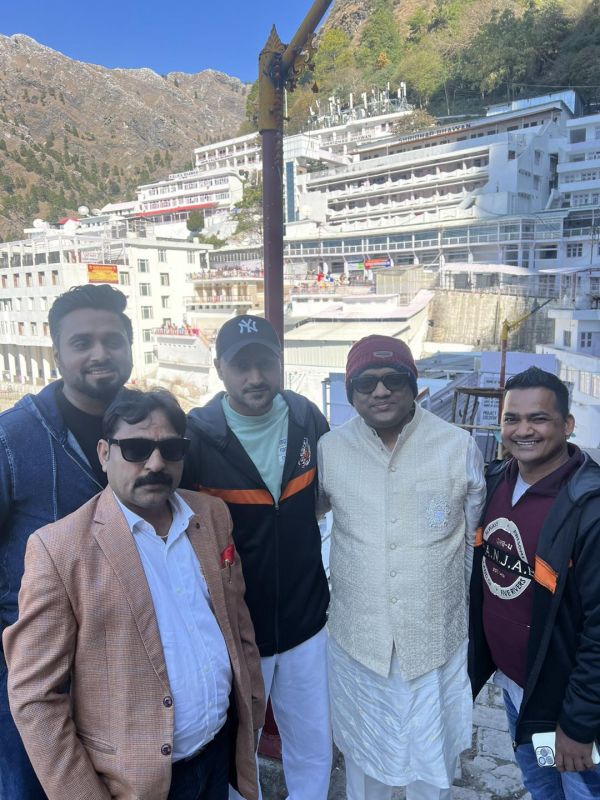 Former Cricketer Harbhajan Singh Pays Obeisance at Shri Mata Vaishno Devi Shrine in Jammu