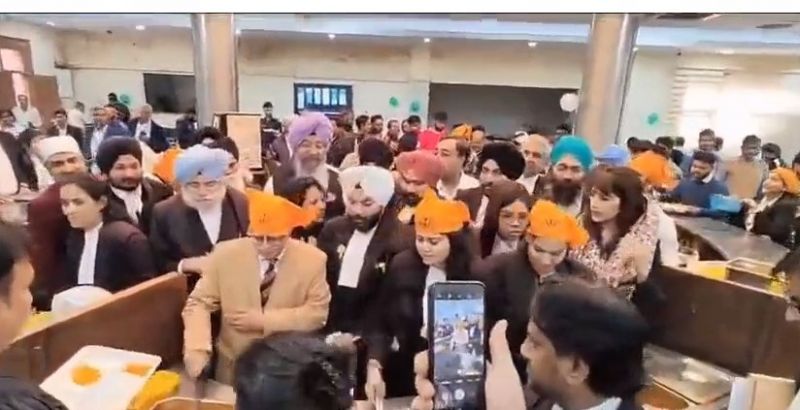 Gurpurab 2023: Langar organised in Supreme Court, Justice Sanjay Karol & others Leads Langar Service