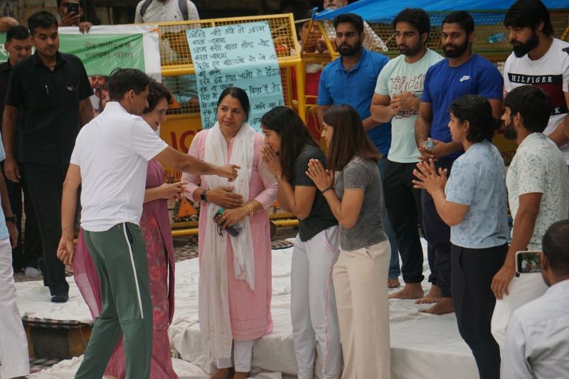 New Delhi: Priyanka Gandhi reached Jantar Mantar in support of Wrestlers, Interacted with women athletes

