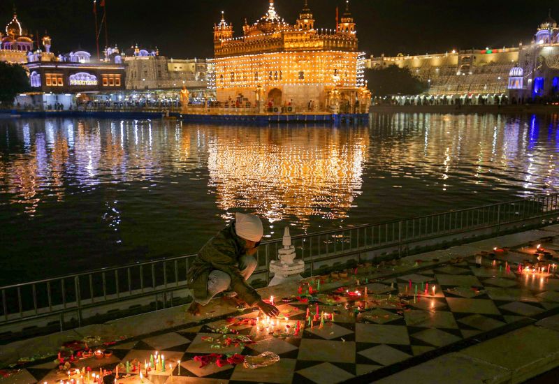 Golden Temple Adorned in Radiance: Deepmala Illuminates Celebration of Gurpurab