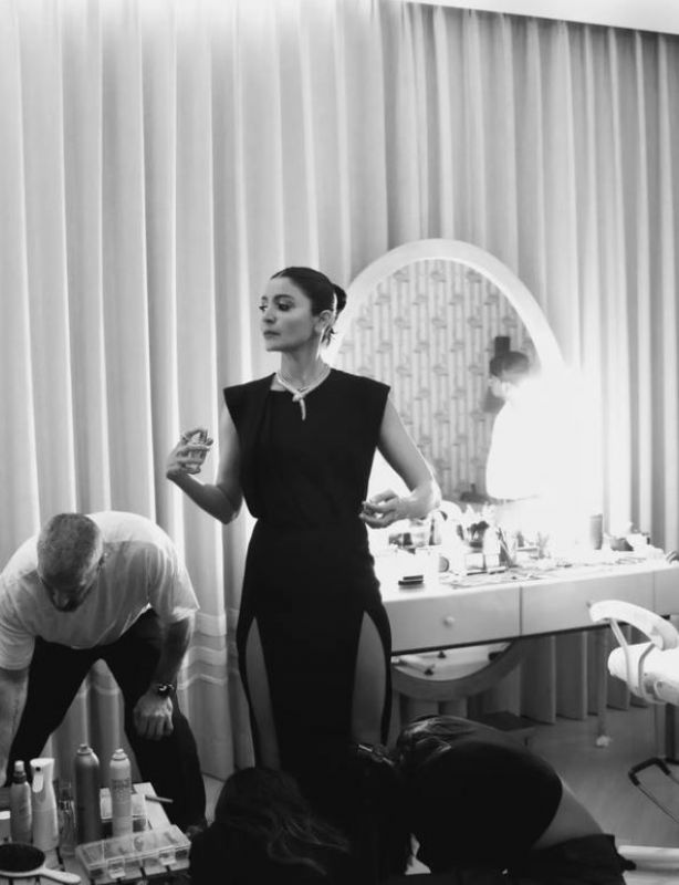 Anushka Sharma doing wonders in black outfit
